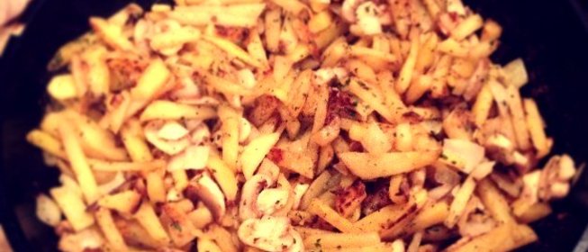 Жареная картошка с грибами и луком