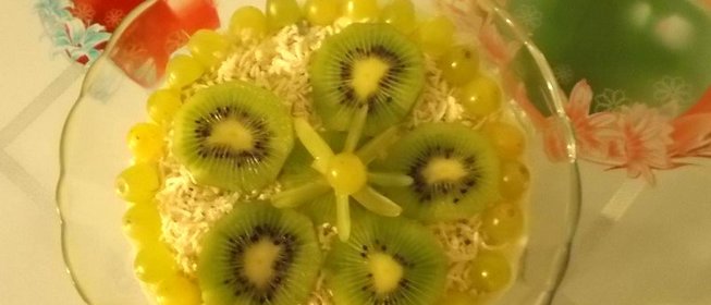 Творожный десерт с фруктами и виноградом