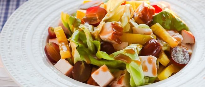 Салат с копченой курицей и виноградом