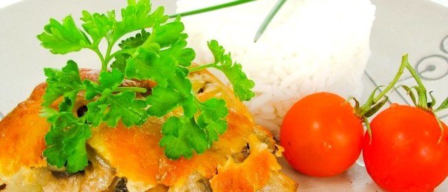 Свинина, жаренная с луком, грибами и сыром