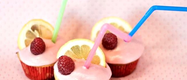 Капкейки с малиновым джемом и лимонной глазурью
