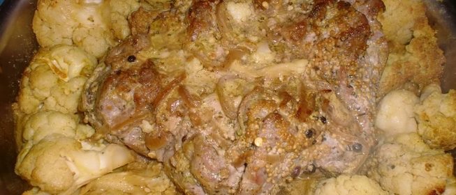 Свинина, запеченая с цветной капустой