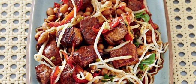 Свинина с фасолью в воке