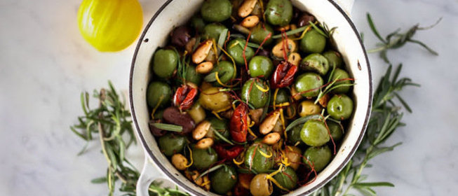 Теплые оливки с розмарином