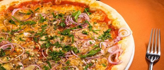 Пицца с тунцом и красным луком