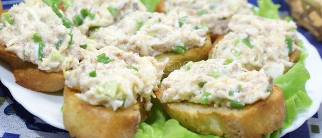 Заварные пирожные с виноградом и сливками