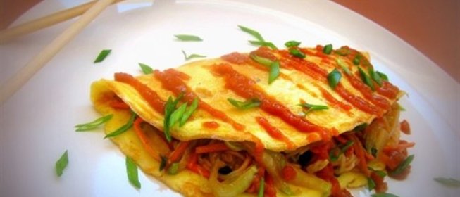 Омусоба – японский омлет с овощами, лапшой и соусом тонкацу