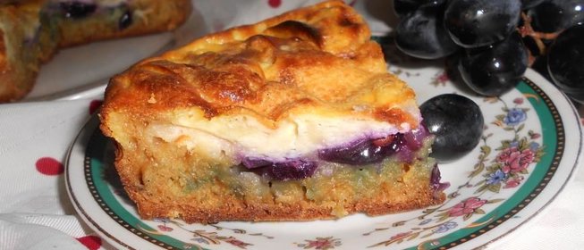 Шарлотка с яблоками и виноградом под нежным кремом с рикоттой