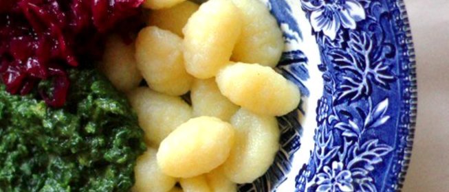 Картофельные клецки с соусом из шпината