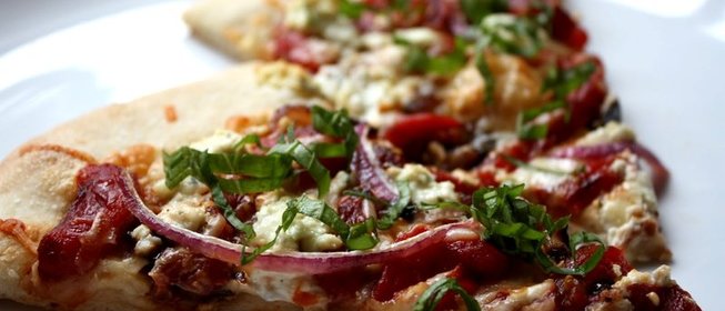 Пицца с луком и колбасой