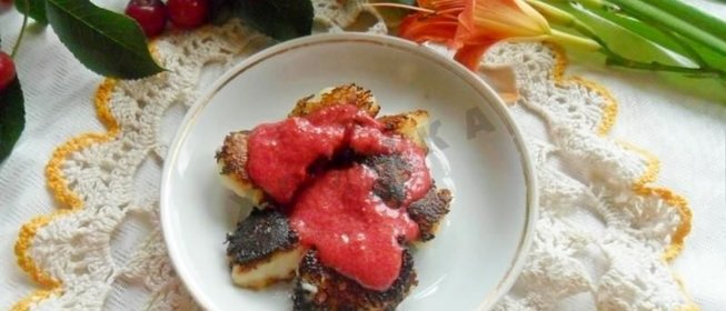 Манные клецки с вишневым соусом