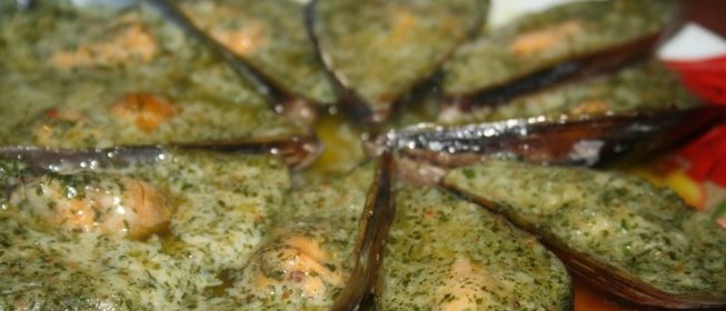 Мидии с сыром, сливочным маслом и чесноком