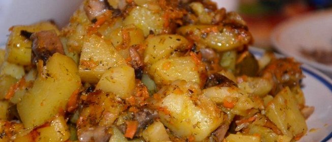 Картофель тушеный с грибами