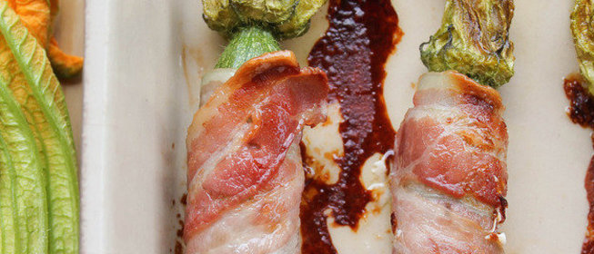 Молодые кабачки в беконе