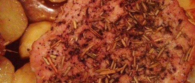 Духовая свинина с картофелем и зеленью