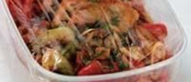 Курица, тушенная с красным вином, ветчиной и перцем