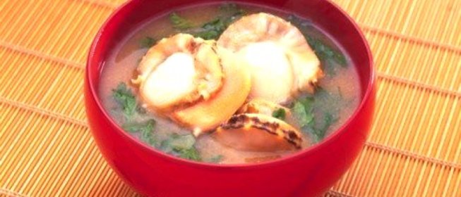 Бульон с лапшой соба и гребешками