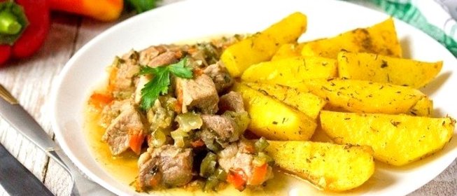 Свинина в огуречном рассоле с солёными огурцами и сладким перцем