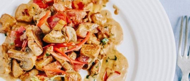 Свинина с овощами, тушеная в сливках