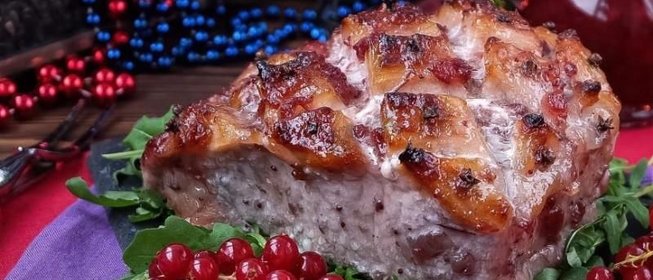 Свинина с брусничным соусом с красной смородиной