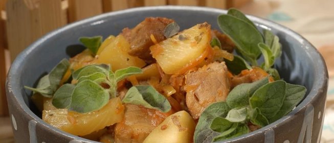 Свинина, тушенная с ананасом