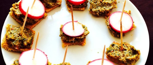 Тапас с песто из сушенных на солнце помидоров и анчоусов