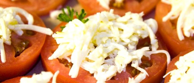 Помидоры с сыром и чесноком