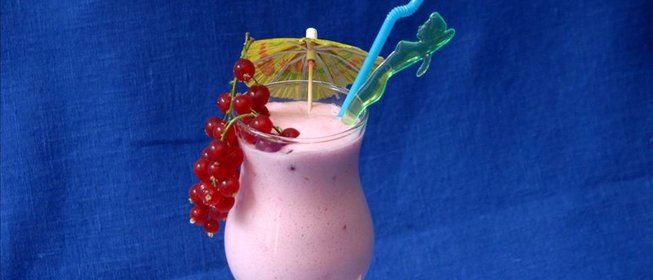Коктейль с красной смородиной