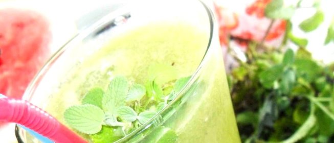 Зеленый коктейль с лимоном