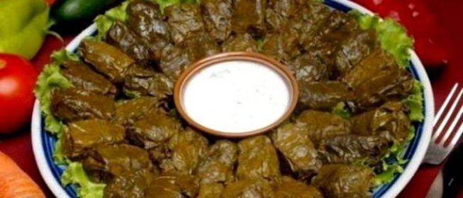Долма из маринованных виноградных листьев