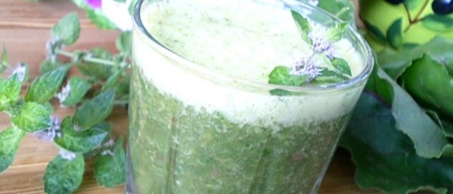 Зеленый коктейль с персиком