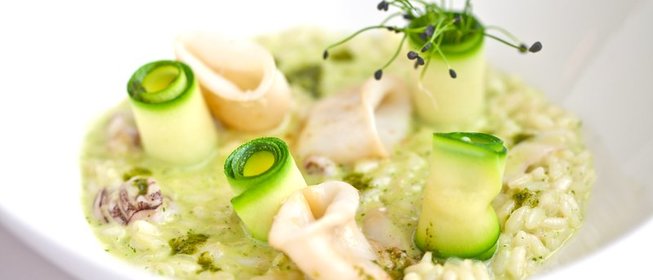 Ризотто с мини-кальмарами, цуккини и соусом песто