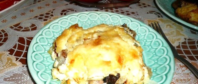 Свинина с черносливом под сыром