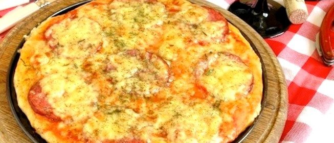 Пицца с сервелатом и томатами