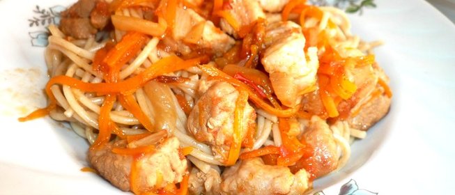 Свинина острая тушеная с морковью и помидорами