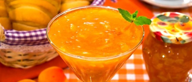 Абрикосовый джем с миндальными лепестками