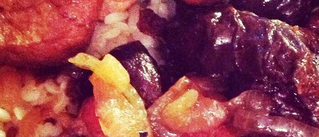 Свинина, тушеная с черносливом и луком