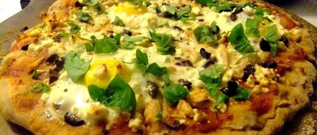 Пицца с курицей и яйцом