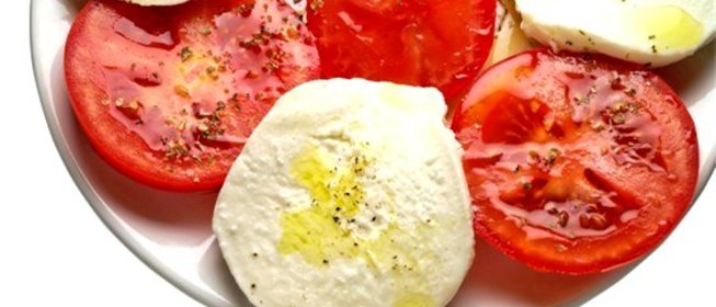 Капрезе с жареными в бальзамическом уксусе томатами