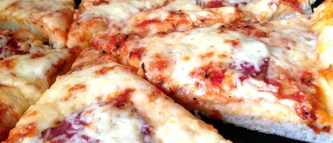 Воздушная пицца с салями и двумя видами сыра