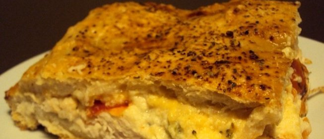 Закрытая пицца с курицей и брокколи