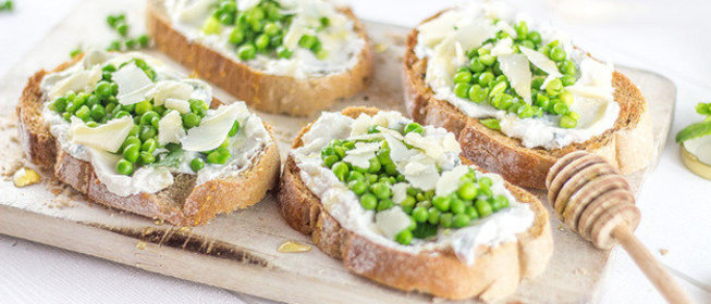 Брускетта с рикоттой, медом и зеленым горошком