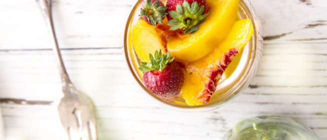 Десерт с персиком и мускатным вином