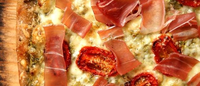 Пицца с ветчиной, козьим сыром и помидорами