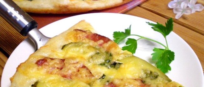 Пицца с солеными огурцами