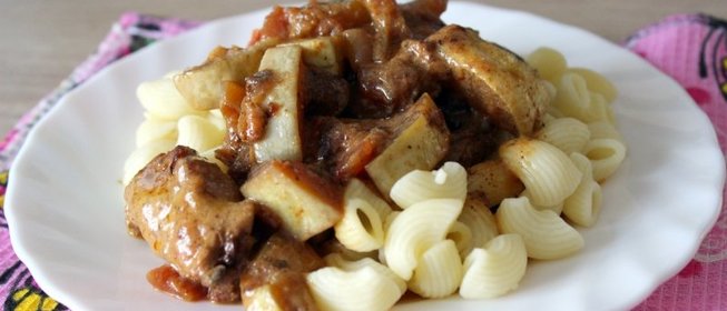 Свинина с овощами и сметаной