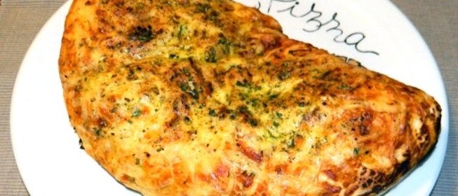 Луковые кальцоне с ветчиной