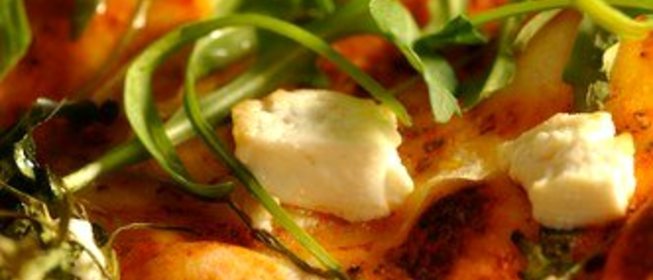 Пицца из лаваша с зеленью, горгонзолой и жареным миндалем