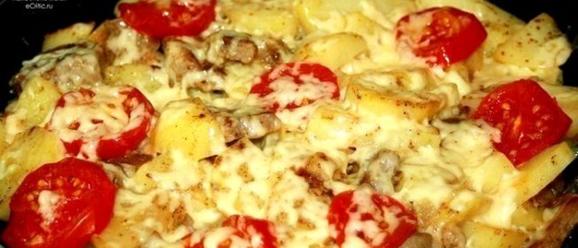 Свинина с картофелем, запеченная под сыром на сковороде «по-французски»