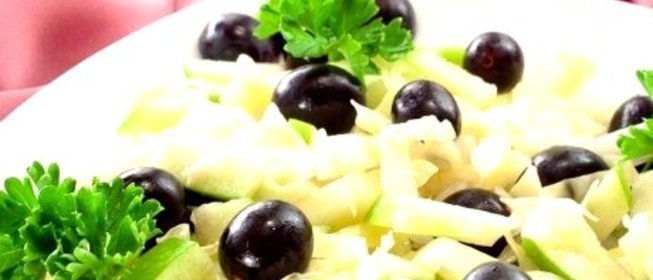 Салат с капустой, виноградом и яблоком